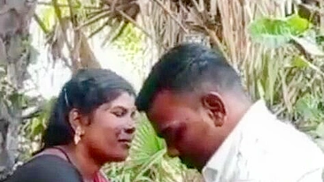 Choda Chodi XXX! Tia desi chupando pau de garoto local ao ar livre debaixo da árvore