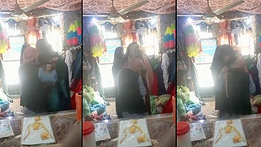 Vazado Desi MMS! Dono de loja paquistanês transa com duas clientes
