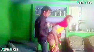 Esposa indiana traidora pega na câmera escondida fode de quatro com amante