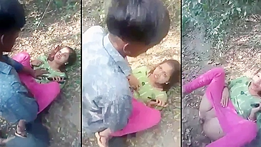 Gata indiana da vila fodida forte na selva por dois caras locais. MMS Desi