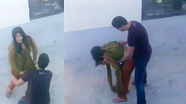 MMS desi! Casal indiano transando em pé ao ar livre pego por câmera escondida
