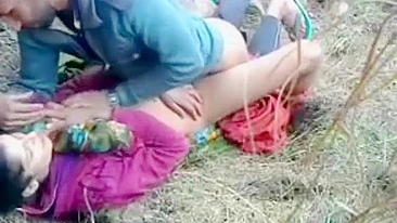 Casal indiano safado pego fodendo ao ar livre, espião grava no celular