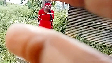 Vídeo de sexo forçado! Indiana amarrada em árvore por sequestrador, filme completo