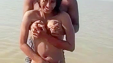 Sexo Louco ao Ar Livre com Vadia Desi Peituda e Dois Caras Locais!