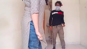 Esposa Desi Flagrada na Câmera com Proprietário pra Pagar Aluguel - Escândalo XXX