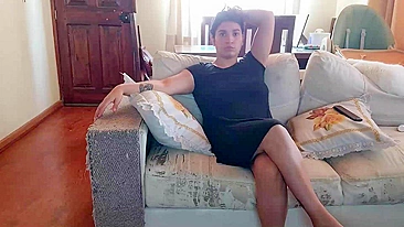 Esposa Safada Flagrada se Masturbando na Câmera Escondida na Frente da TV