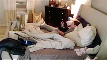 Madrasta safada flagrada se masturbando em câmera escondida