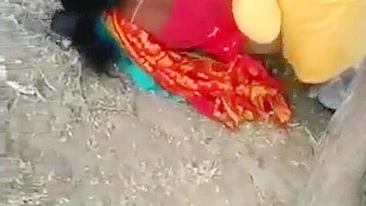 Sexo hardcore indiano fora com dois caras locais famintos - Sem piedade!