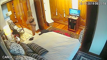 Flagrado: Filho Espia Mãe Trocando Roupa Após o Trabalho