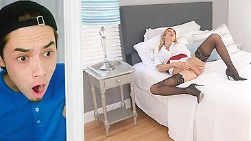 Mãe Safada Pega Filho Espiando e Dá Lição XXX Inesquecível