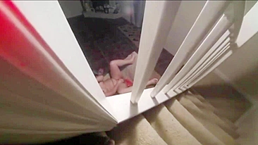 Espiando a Masturbação da Minha Mãe: Momento Voyeur Proibido