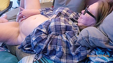 Minha Esposa Tarada Geme Quando Gozo Dentro Após Esfregar o Clitóris