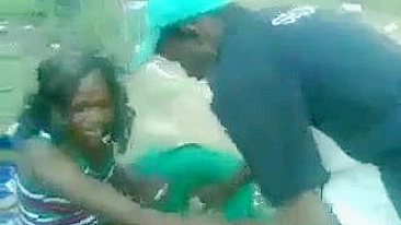 Putinha Sul-Africana Fodida ao Ar Livre pelo Segurança com Plateia Filmando