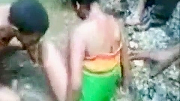 Garota de Tribo Africana Transando Diante de Multidão Solta