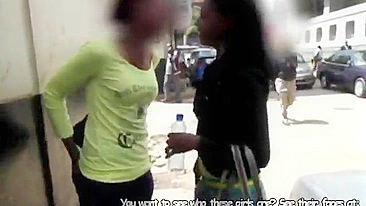 Gata Preta Beijando Lésbica Africana no Chuveiro