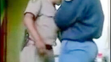 Policiais Sul-Africanos Pegos Transando no Expediente no Escritório