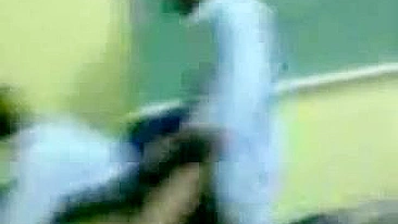 Professor Africano de Verdade Fodido na Sala por Aluno e Filmado pelo Amigo