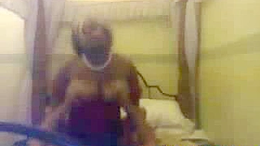 Puta Negra Gostosa Cavalga Turista Enquanto Ele Aperta Seus Peitos