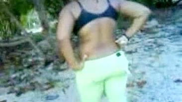 Africana Tímida Mostrando Suas Curvas