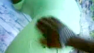 Africana Tímida Mostrando Suas Curvas