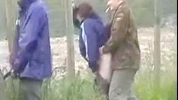 Casal Desinibido e Barulhento Fodendo em Público Bêbado