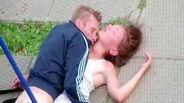 Russos Bêbados Ficam Safados no Parque Público