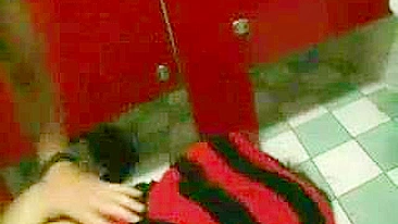 Idiota Bêbado Fodendo é Expulso do Banheiro dos Caras