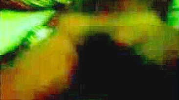 Idiota bêbado dá tapa em garota desmaiada depois da festa