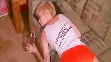 Vadia Bêbada pra Caralho é Arrombada pela Amiga Safada após Festa