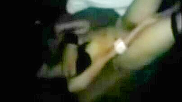 Gata Bêbada Fica Louca com Garrafa Enfiada na Festa Rave Barulhenta