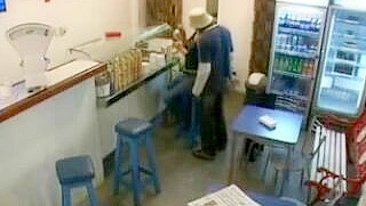 Funcionária Gostosa Manda Ver com Cliente na Loja - Imperdível!