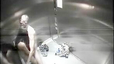 Sexo Inesquecível no Elevador com Jovens Amantes - Câmera Escondida!
