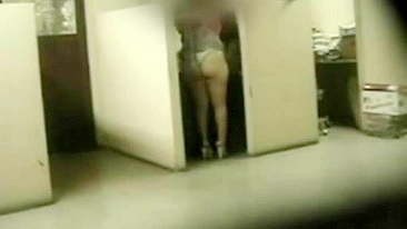 MILF Safada Pega pelo Marido em Câmera com Sexo Quente do Colega