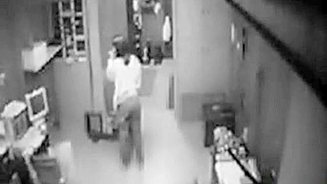 Gata Safada Manda Ver na Câmera de Segurança no Trabalho - Escondida!