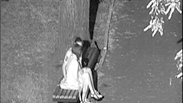 Casal Jovem no Parque Aumenta o Calor com Transa na Varanda!