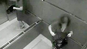 Encontro Quente no Elevador - Câmera Escondida!