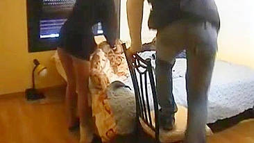 Mulher Madura Seduz Eletricista Gato na Câmera Escondida - Imperdível!