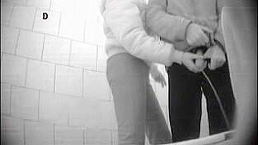 Garotas Russas da Facul no Banheiro - Câmera Escondida Imperdível!