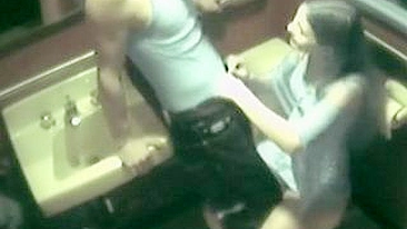 Sexo Quente no Banheiro com Casal Amador