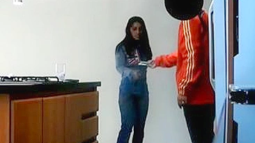 Empregada Espanhola Gostosa Cobra por Sexo - Câmera Escondida!