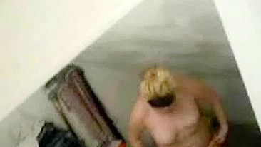 Surpresa Sensual! Pegue Seu Colega Saindo do Banho