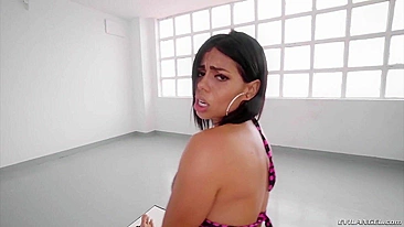 Pauzão deixa latina teen sorridente e realizada