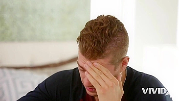 Coroa peituda Reagan Foxx ajuda enteado a esquecer ex