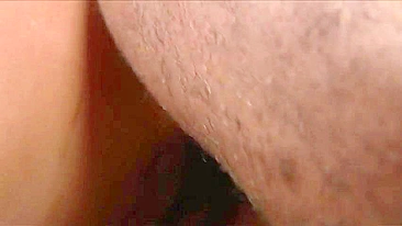 Neguinha safada tem a xota depilada socada pela rola do cara