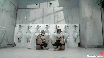 Duas garotas punidas com eletricidade no banheiro masculino por loucas