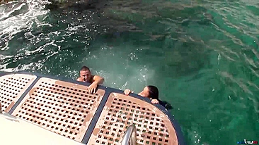 Francesinhas charmosas Nikita Bellucci e Joyce Exess curtem sexo no iate na costa da Grécia