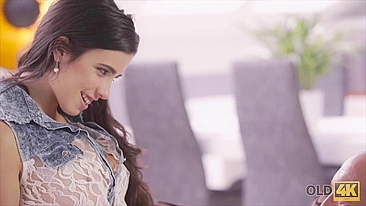 Doce novinha Mira Cuckold entrega corpo tenro pro velho que cuida dela perfeitamente