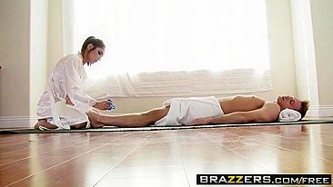 Morena magrinha Giselle Leon mostra massagem top pro amigo