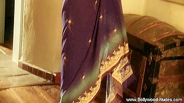 MILF indiana de peitos naturais faz a dança da paixão