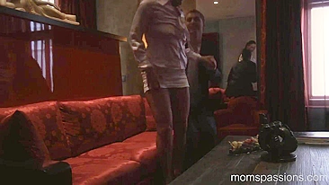 Encontro romântico vira foda incrível pra morena